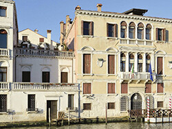 Venezia al nuovo albergo adesso mostra il tergo